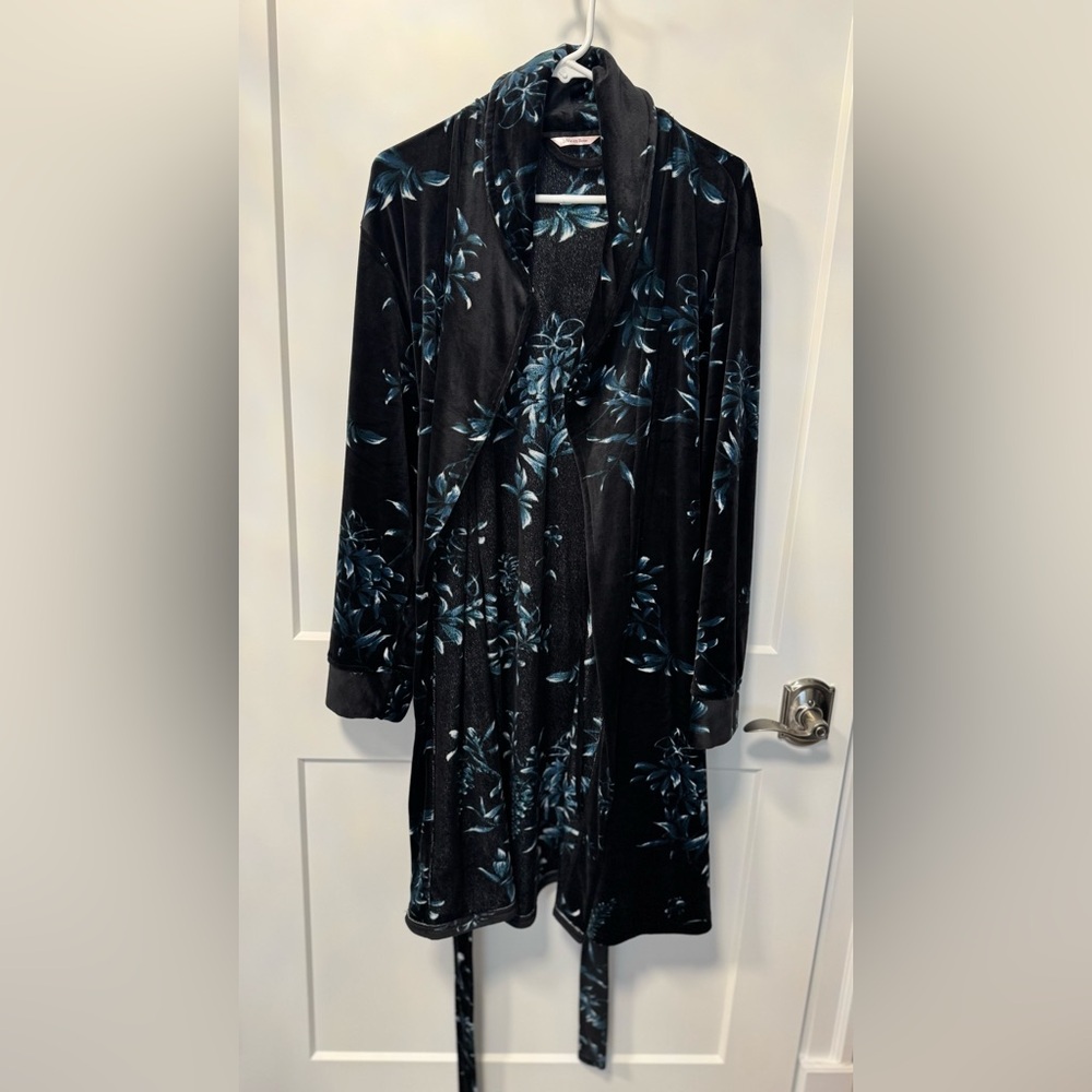 La Vie En Rose Black and Blue Floral Robe